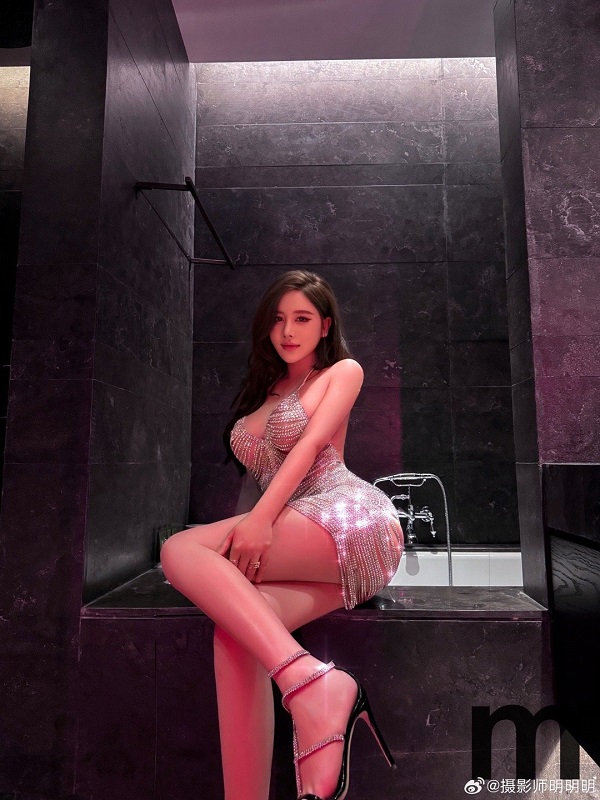 Bộ ảnh hot girl với đôi chân dài miên man đầy mê hoặc