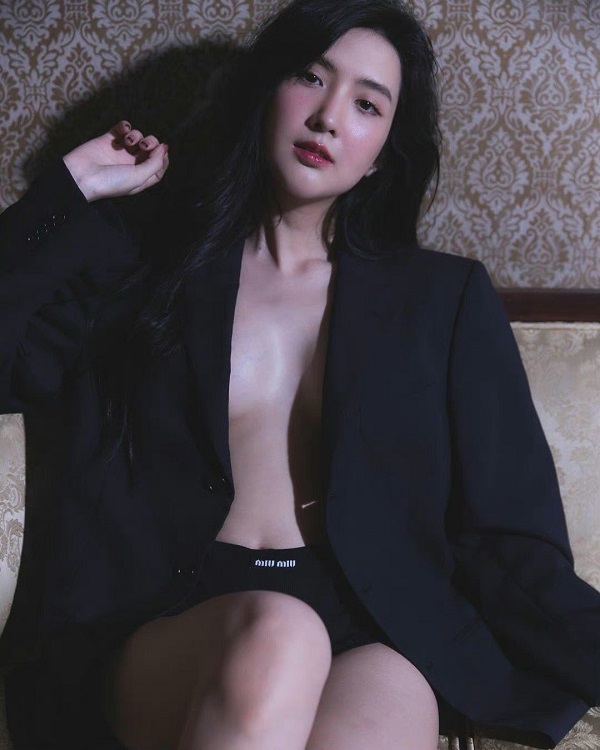 Gái xinh khoác áo blazer hờ hững, toát lên vẻ đẹp đầy khiêu gợi