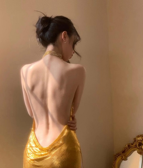 Thiếu nữ khoe vai trần nõn nà dưới ánh hoàng hôn