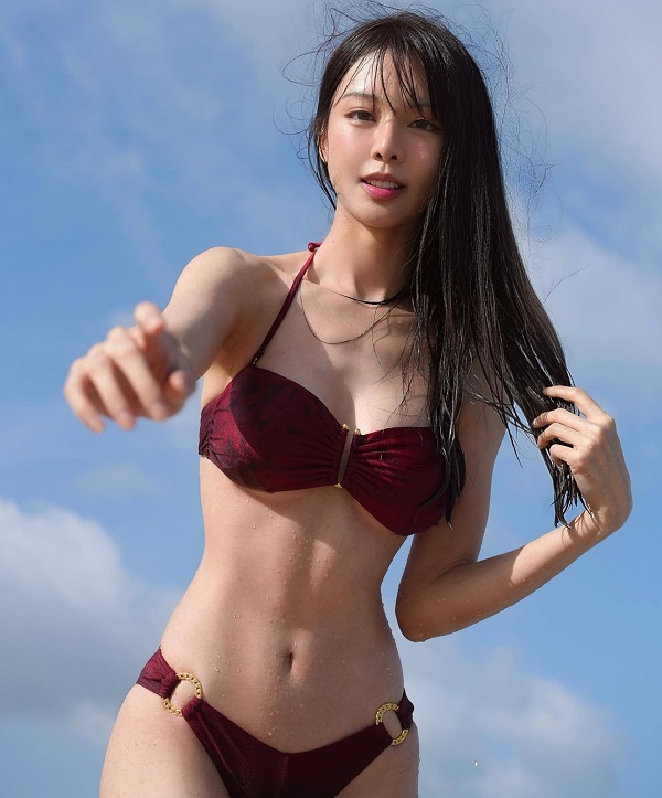 Bikini đỏ rực cùng mái tóc thẳng cực kỳ quyến rũ