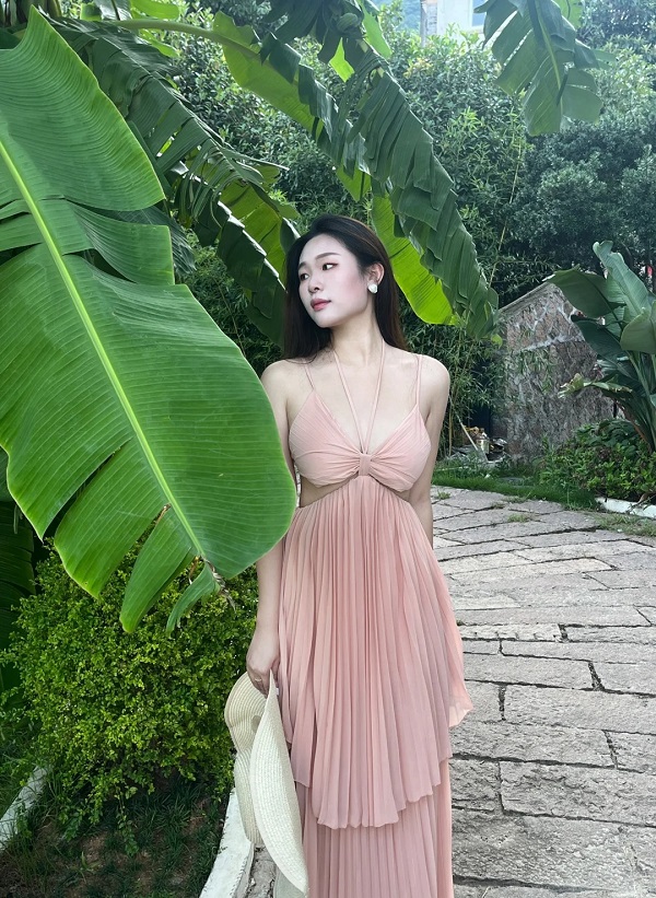 Hot girl diện pinky mềm mại, khoe vẻ đẹp ngọt ngào nhưng đầy quyến rũ
