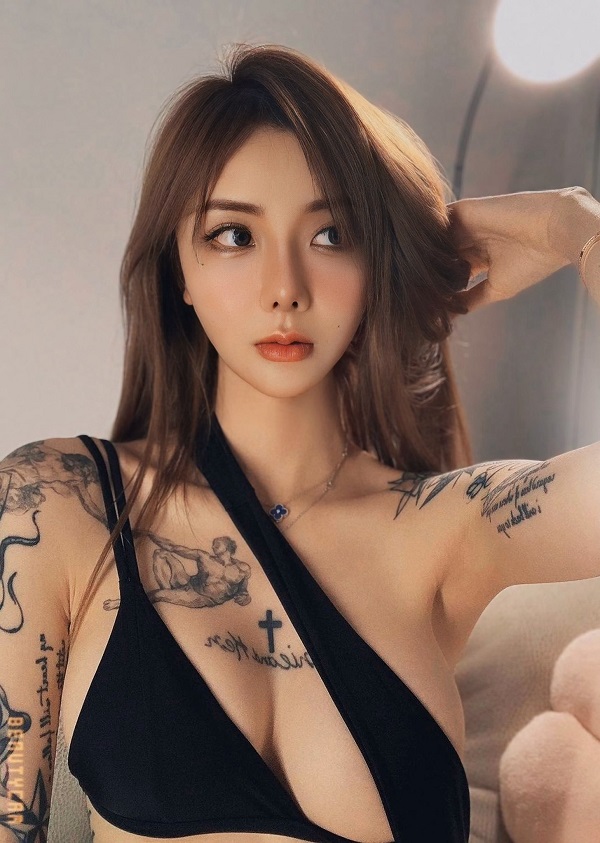 Gái xinh Trung Quốc với thần thái lạnh lùng nhưng cực kỳ cuốn hút