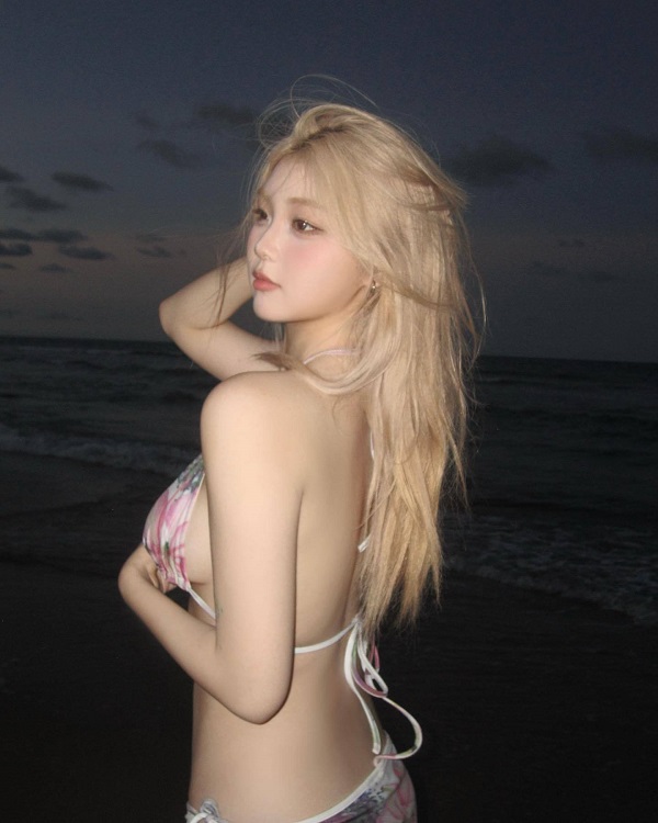 Gái xinh Trung Quốc diện bikini nhỏ xíu, body nóng bỏng khiến fan mê mẩn