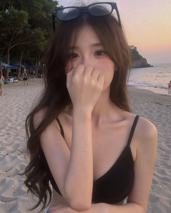 Hình ảnh gái xinh mặc bikini che mặt ngại ngùng