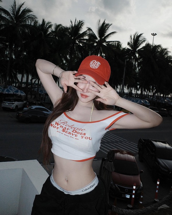 Gái xinh diện áo croptop, che mặt nhưng body săn chắc khiến ai cũng ngắm mãi