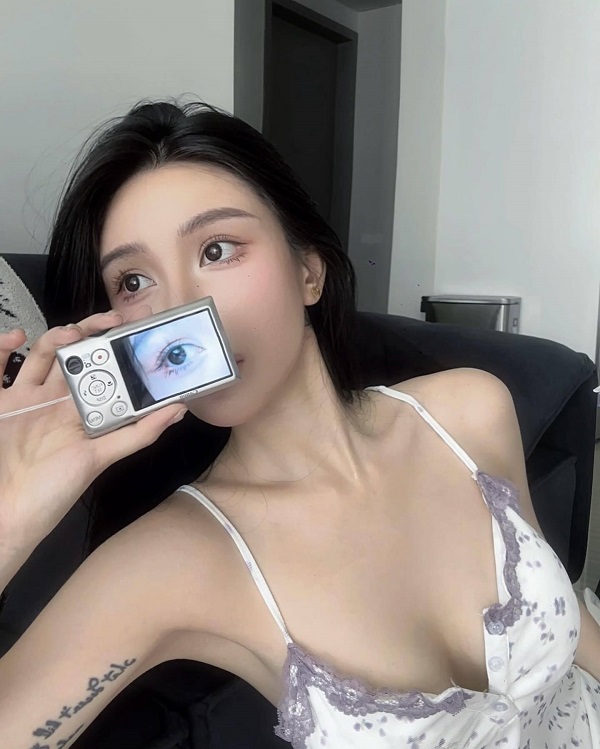 Hot girl giấu mặt nhưng bờ vai trần cùng đường cong lại quá nóng bỏng