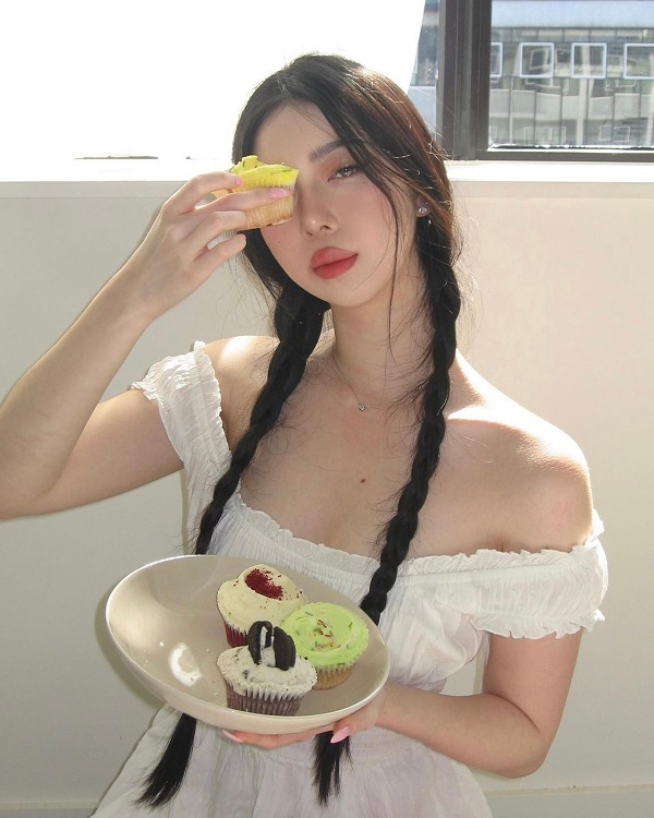 Hot girl với áo trễ vai, che mặt nhưng nét sexy vẫn khó cưỡng