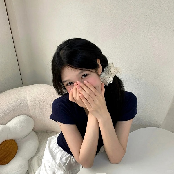 Gái đẹp với bàn tay che mặt
