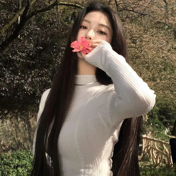 Vẻ đẹp đầy khiêu khích của cô gái che mặt