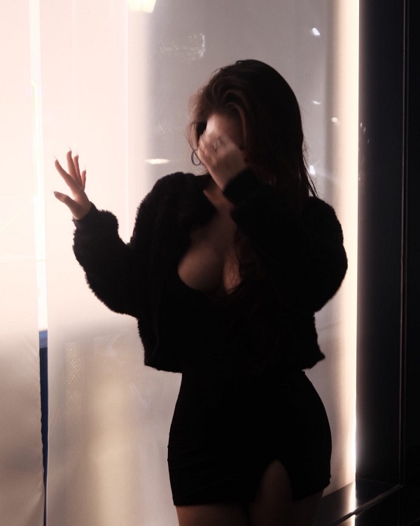 Hot girl giấu mặt dưới mái tóc dài nhưng đường cong thì miễn bàn