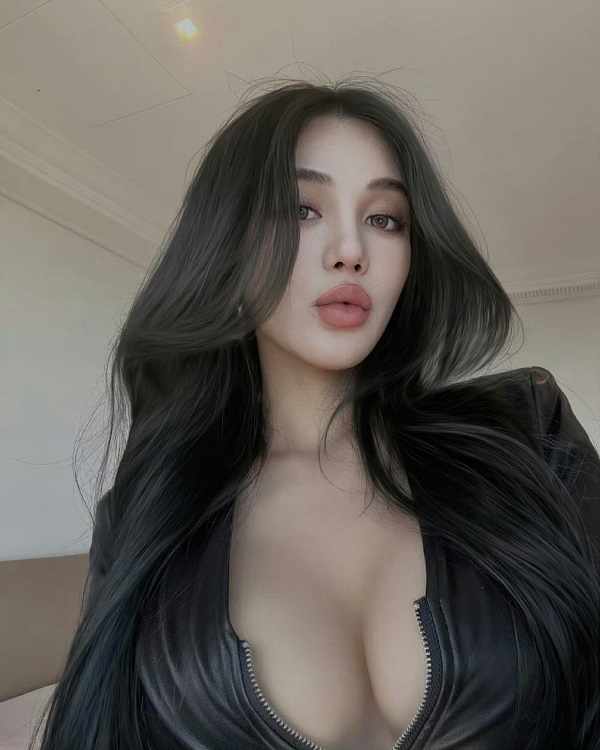 Hot girl Việt Nam khoe thần thái sang chảnh và đầy cuốn hút