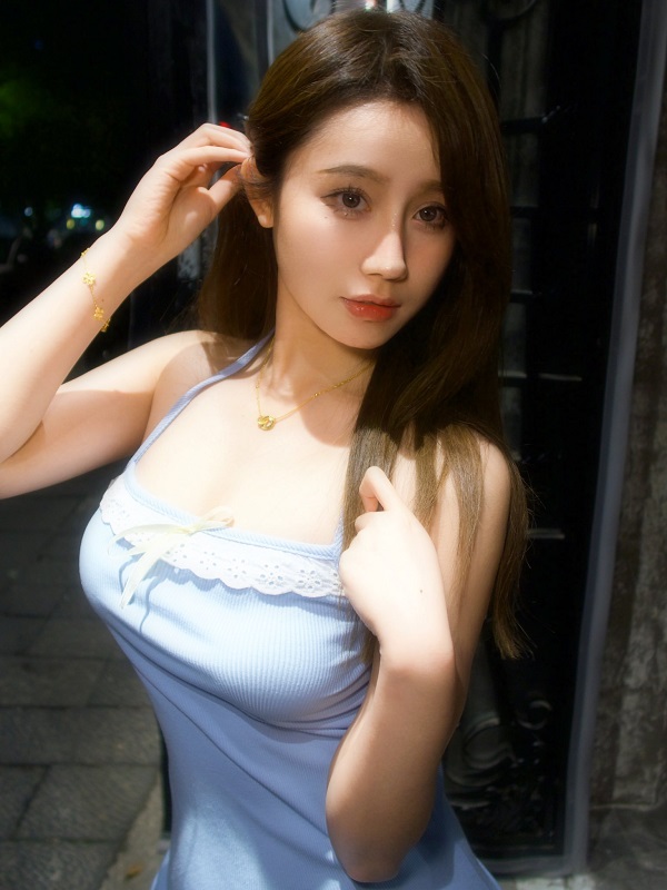 Hot girl Việt Nam khoe vai trần gợi cảm trong ánh đèn lung linh