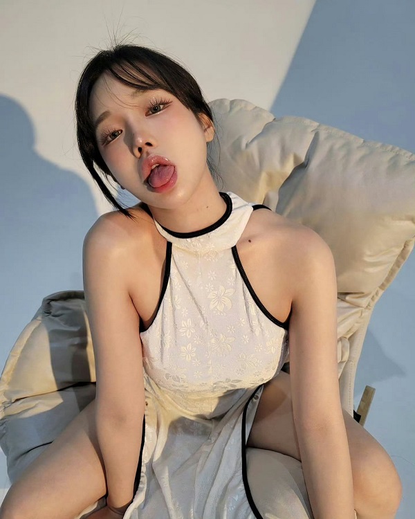 Ảnh gái xinh ngồi trên ghế lè lưỡi