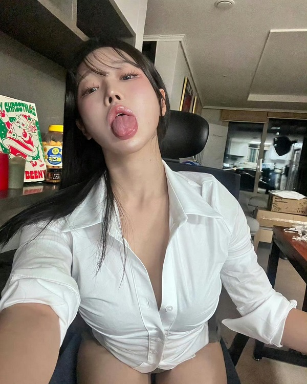 Ảnh gái xinh mặc sơ mi trắng lè lưỡi