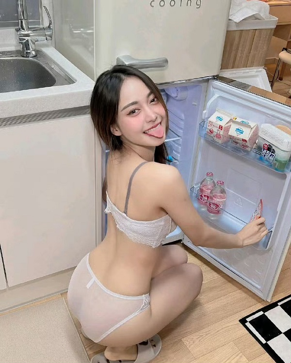 Ảnh gái xinh mở tủ lạnh lè lưỡi