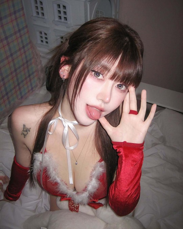 Ảnh gái xinh lè lưỡi đáng yêu