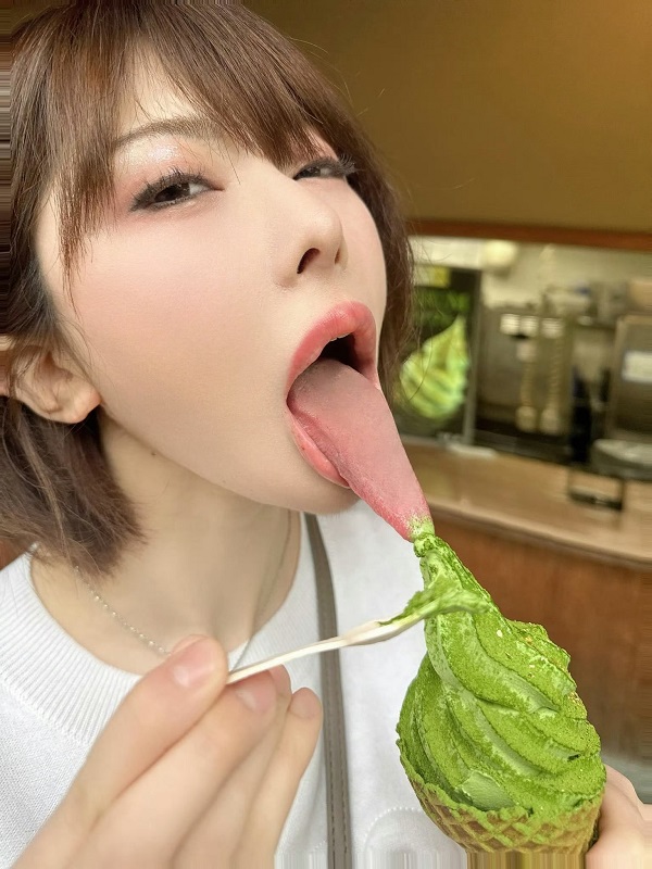 Ảnh gái xinh lè lưỡi liếm kem