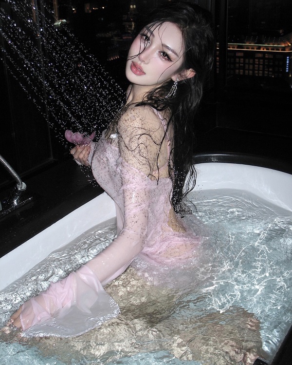 Ảnh gái tắm nhẹ nhàng trong làn nước mờ ảo