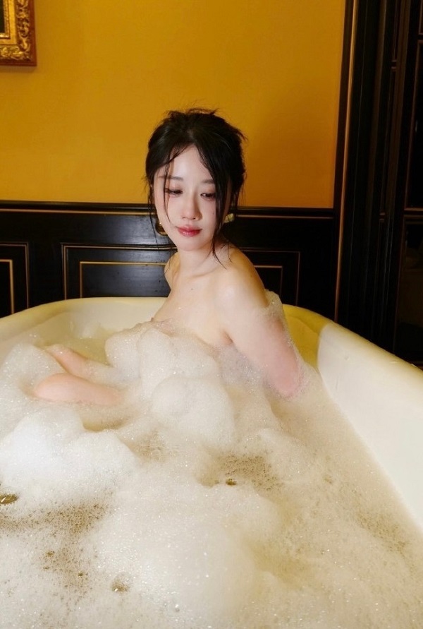 Ảnh gái tắm thư giãn với bọt xà phòng trắng tinh