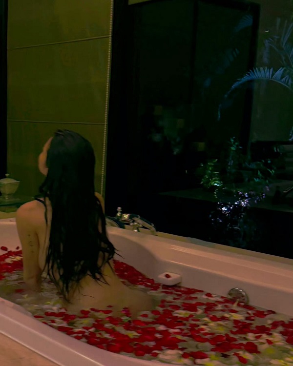Gái tắm trong bồn hoa hồng sang chảnh như công chúa