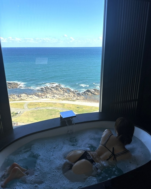 Hình ảnh gái đang tắm cùng view biển đẹp mê ly