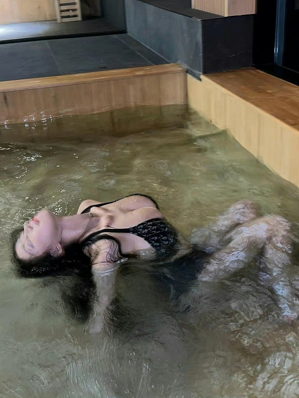 Gái đẹp tắm ở hồ bơi sang trọng và cuốn hút