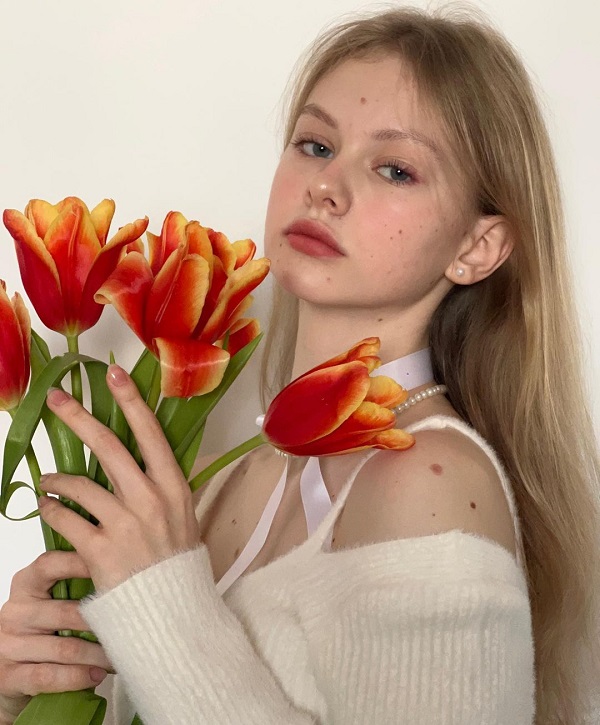 Cô nàng Tây xinh tạo dáng với bó hoa tulip
