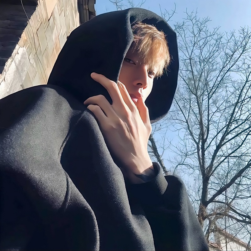 Ảnh trai đẹp che mặt với hoodie đen cực ngầu