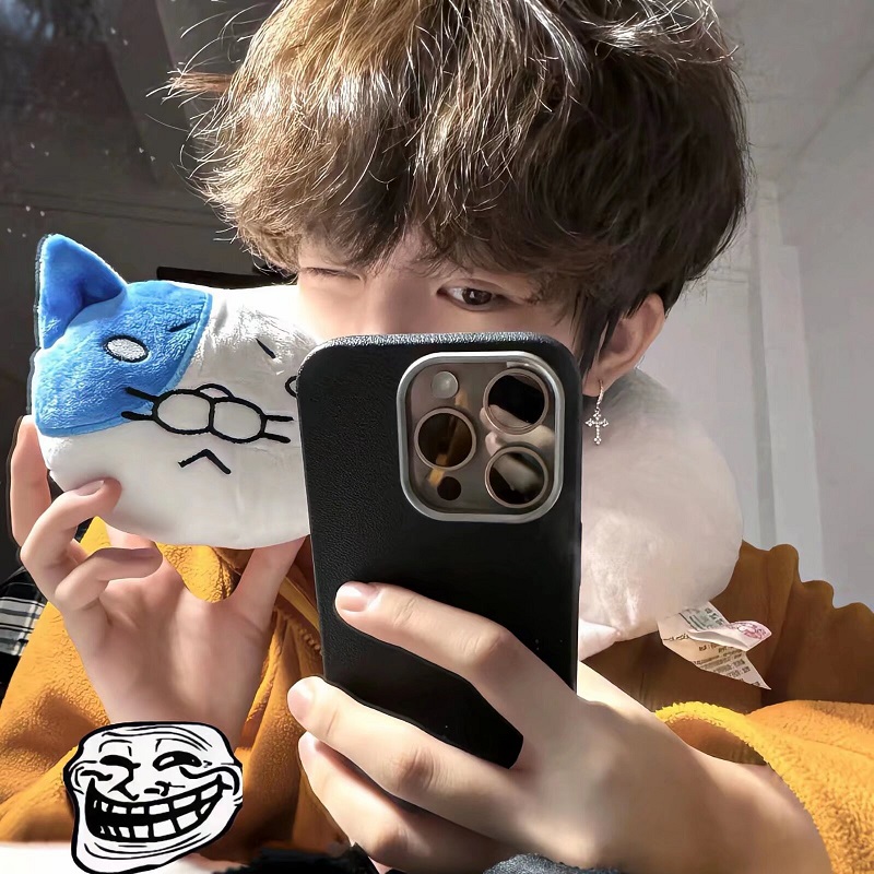 Trai đẹp che mặt selfie trước gương