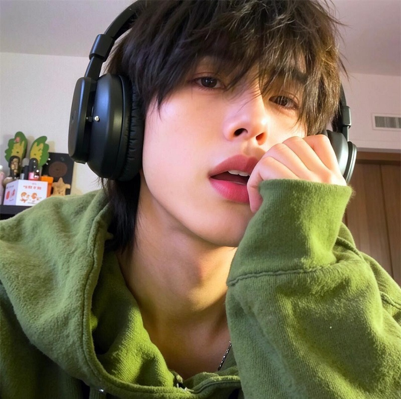 Trai đẹp che mặt khi đang nghe nhạc chill