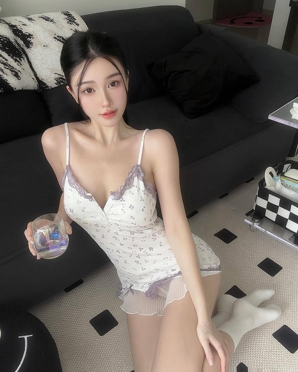 Ảnh nàng mẫu khoe đường cong với đồ ngủ ôm body
