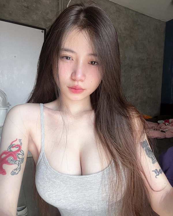 Hình gái xinh xăm hình khoe ngực bự