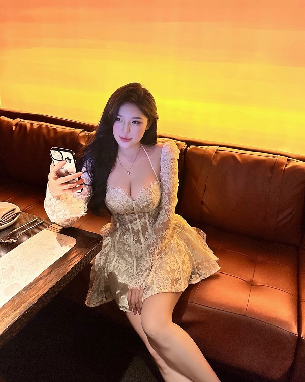 Ảnh gái xinh ngực bự đi chơi
