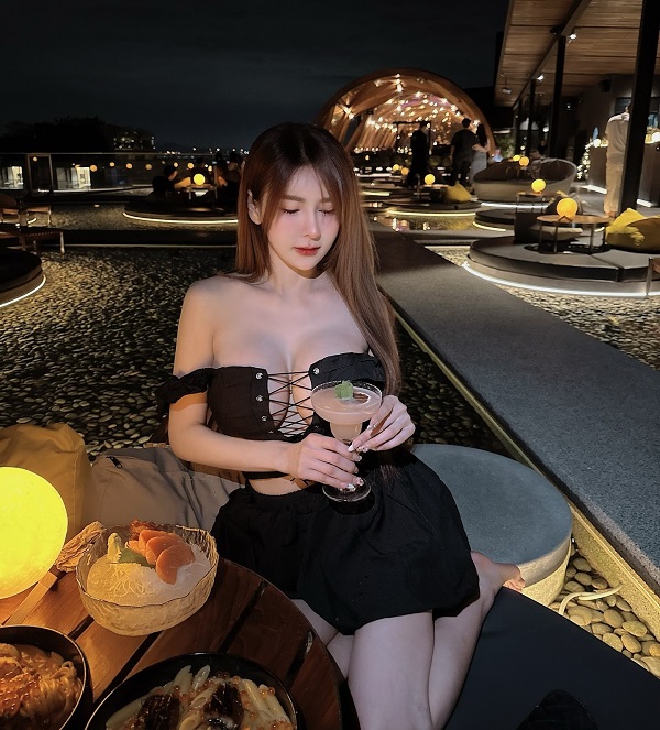 Hình ảnh hotgirl mặc váy đen ngắn lộ ngực to
