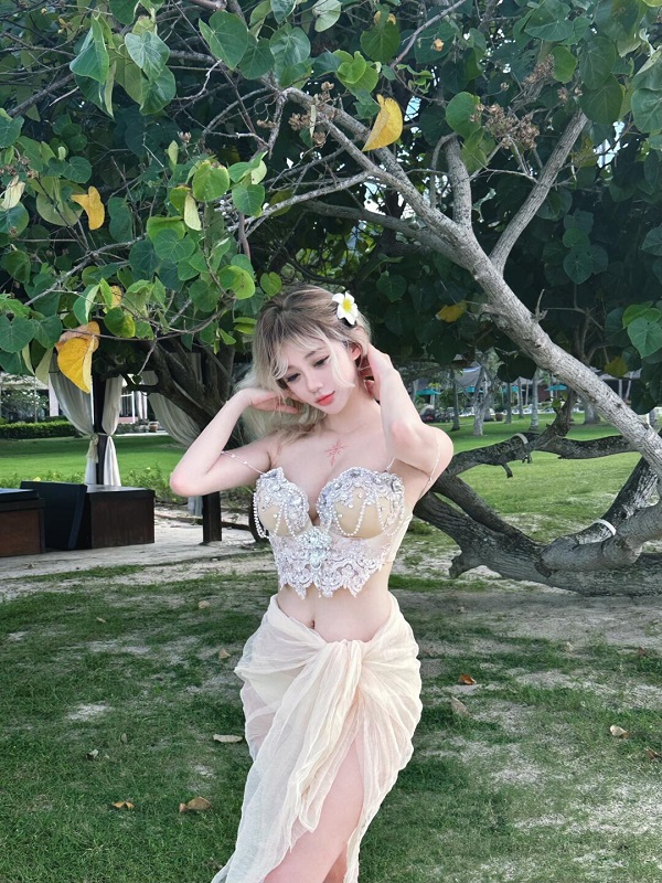 Outfit váy lưới đi biển cực chill
