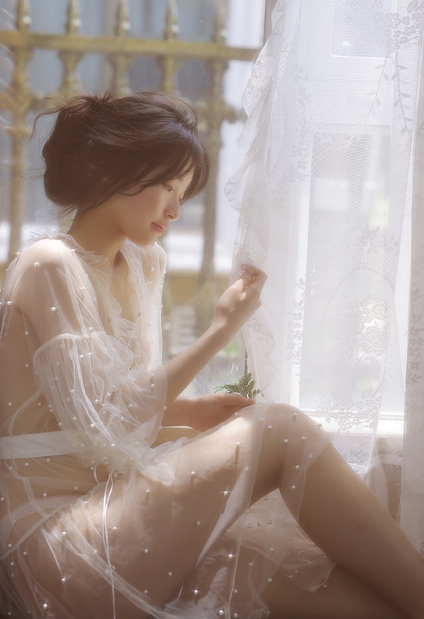 Phối đồ váy lưới cá tính trong ánh sáng studio