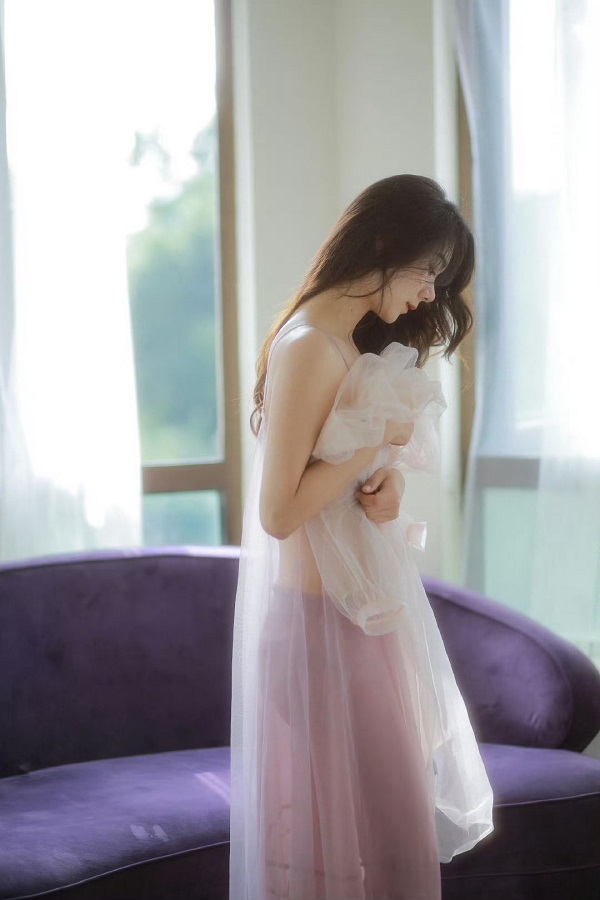 Thiếu nữ nhẹ nhàng bên khung cửa cùng váy xuyên thấu