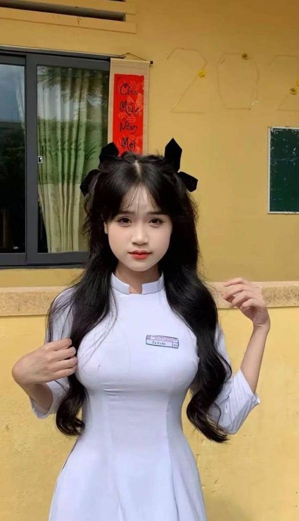 Nét đẹp nhẹ nhàng của gái xinh mặc áo dài trắng