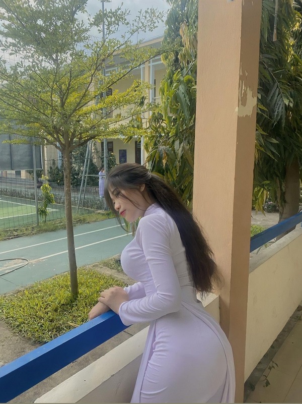 Hình ảnh nữ sinh chụp ảnh áo dài bên hành lang