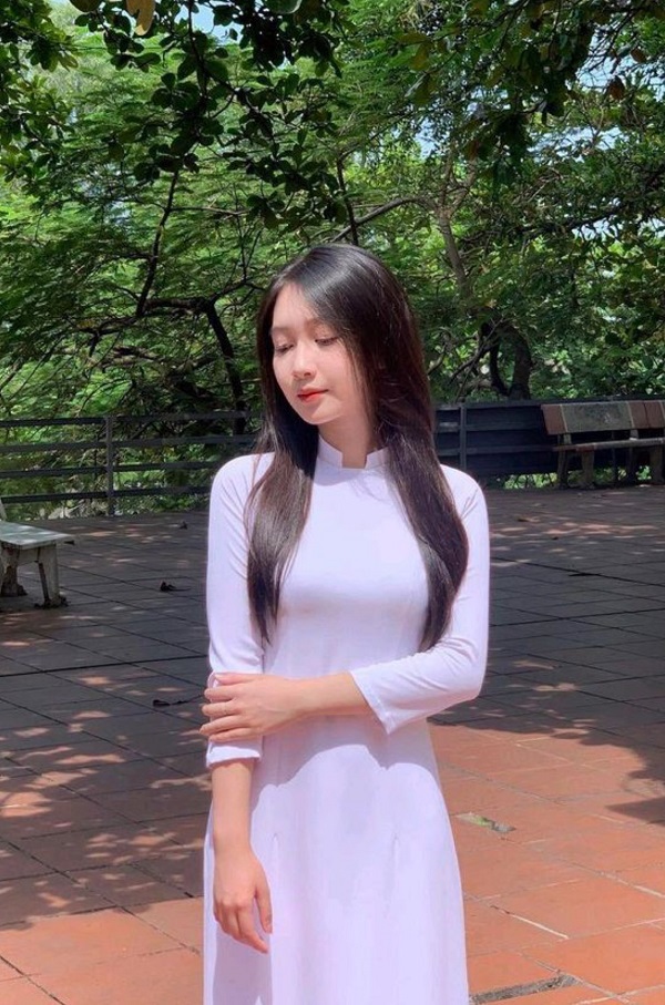 Hình ảnh gái đẹp chụp ảnh áo dài dưới nắng