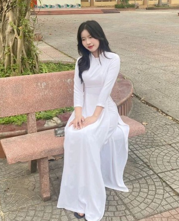 Gương mặt rạng ngời bên tà áo dài học sinh