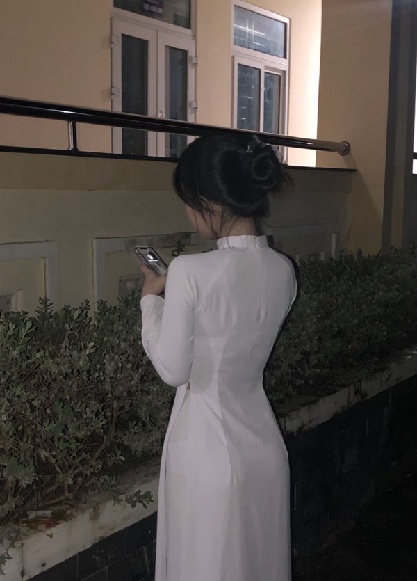 Gái xinh mặc áo dài giản dị nhưng đầy thu hút
