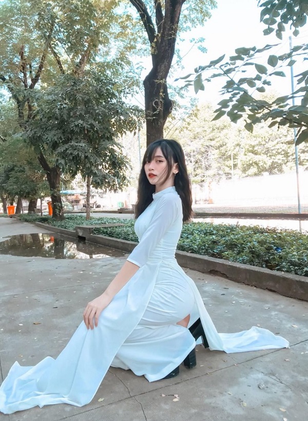 Hình bóng nữ sinh trên sân trường xưa