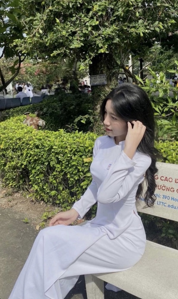 Gái đẹp mặc áo dài trong buổi lễ tốt nghiệp