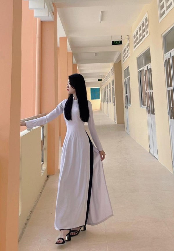 Gái xinh mặc áo dài dịu dàng bước đi