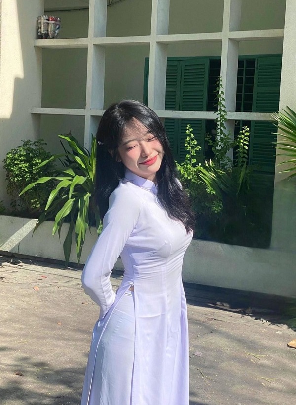 Nụ cười duyên dáng của gái xinh mặc áo dài