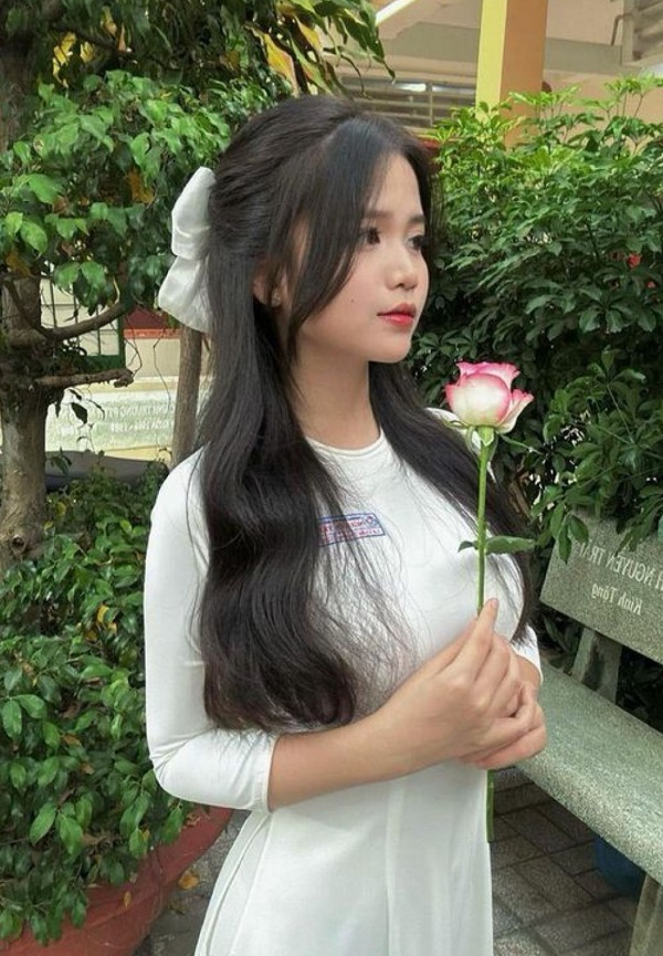 Ảnh nữ sinh mặc áo dài cầm bông hoa hồng
