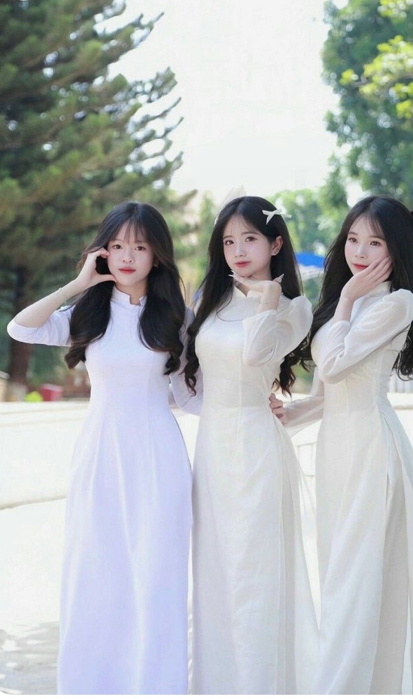 Áo dài trắng bên bạn bè trong giờ tan lớp