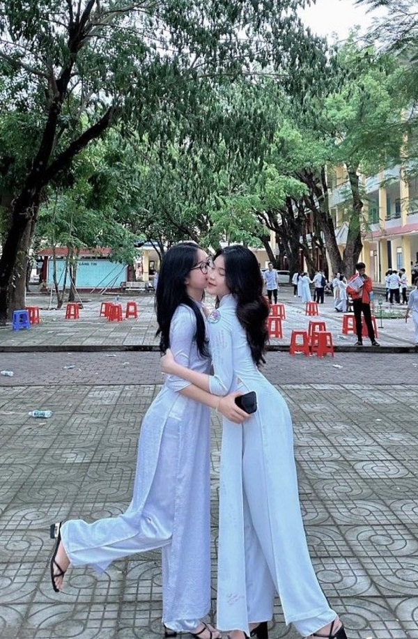 Nữ sinh mặc áo dài thả dáng trên sân trường