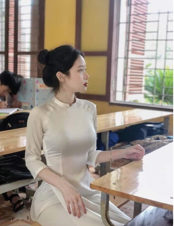 Góc nghiêng thần thánh của cô gái mặc áo dài